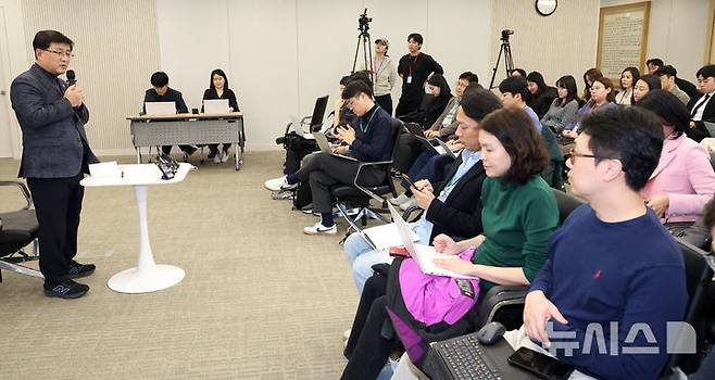 [세종=뉴시스] 강종민 기자 = 김성환 기후에너지환경부 장관이 지난 1일 세종시 정부세종청사에서 열린 출입기자 간담회에서 주요 정책과 현안을 설명하고 있다. 2025.12.02. ppkjm@newsis.com