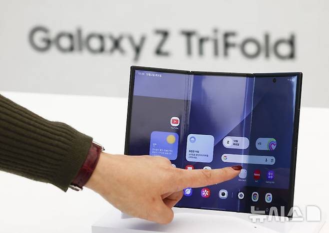 [서울=뉴시스] 김근수 기자 = 2일 서울 서초구 삼성 강남에서 진행된 갤럭시 Z 트라이폴드 미디어공개 행사에서  3단 폴더블 스마트폰 ‘갤럭시 Z 트라이폴드(Galaxy Z TriFold)’가 진열돼 있다. ‘갤럭시 Z 트라이폴드’는 펼치면 253mm(10형)의 대화면을 접으면 ‘갤럭시 Z 폴드7’과 같은 164.8mm(6.5형)의 휴대성 높은 바(Bar) 타입 화면을 지원해 사용자가 다양한 상황에 맞춰 유연하게 사용할 수 있다. 2025.12.02. ks@newsis.com