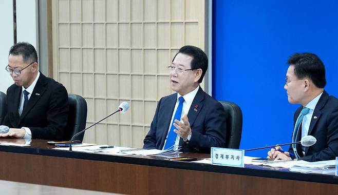 [무안=뉴시스] 김영록 전남지사가 2일 청사 서재필실에서 실국장들과 도정 현안에 대해 논의하고 있다. (사진 = 전남도 제공). 2025.12.02. photo@newsis.com *재판매 및 DB 금지
