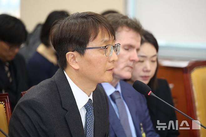 [서울=뉴시스] 조성봉 기자 = 박대준 쿠팡 대표이사가 2일 서울 여의도 국회에서 열린 과학기술정보방송통신위원회의 쿠팡 개인정보 유출 사고 관련 현안질의에서 의원 질의에 답변하고 있다.2025.12.02. suncho21@newsis.com