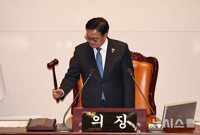 [서울=뉴시스] 김명년 기자 = 우원식 국회의장이 2일 오후 서울 여의도 국회에서 열린 본회의에서 의사봉을 두드리고 있다. 2025.12.02. kmn@newsis.com