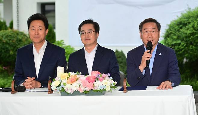 2023년 7월 유정복(오른쪽) 인천시장이 오세훈 서울시장, 김동연 경기도지사와 만나 여러 수도권 현안을 논의하면서, 정당 현수막 정비에도 공조하기로 합의했다. 페이스북 캡처