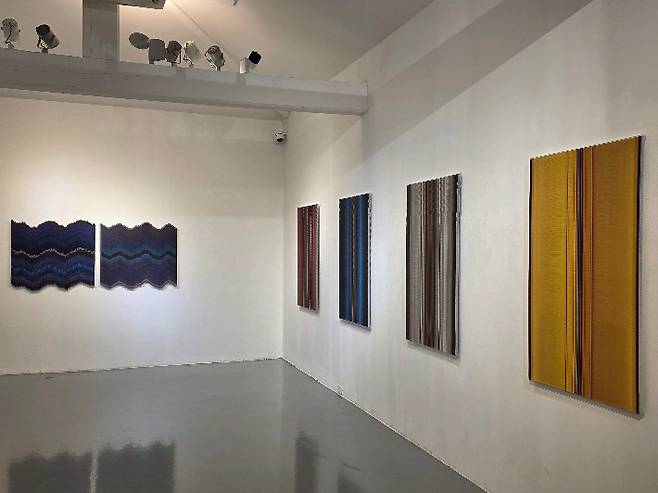 사진을 접거나 펼쳐 새로운 형상과 이야기를 풀어나가는 전병삼 작가의 개인전 '사라짐의 미학'이 서울 종로구 인사동 갤러리그림손에서 8일까지 열린다. 곽인숙 기자