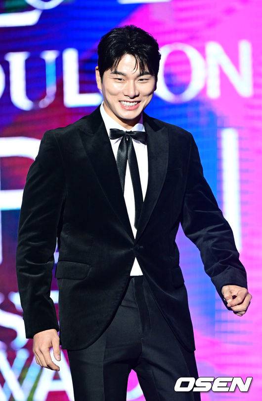 [OSEN=최규한 기자] 28일 오후 서울 동대문 DDP에서 ‘2024&nbsp;SEOULCON&nbsp;APAN&nbsp;STAR&nbsp;AWARDS’ 시상식이 열렸다.올해 10주년을 맞이한 이번 시상식은 지상파,&nbsp;OTT&nbsp;등 전 채널을 아우른다.배우 이이경이 포토타임을 하고 있다. 2024.12.28 / dreamer@osen.co.kr