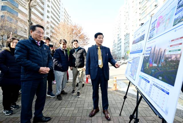 ▲유정복 인천광역시장이 2일 부평구 삼산월드컨벤션에서 열린 '노후계획도시정비 기본계획 주민 설명회'에 앞서 갈산타운아파트를 찾아 현장을 점검 하고 있다. ⓒ인천광역시