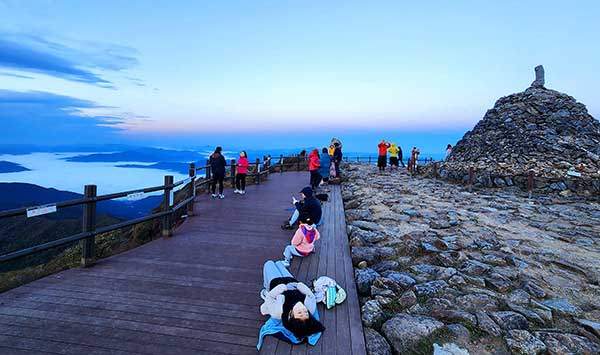 노고단 정상의 아침 풍경. 돌탑 앞에서 1번 인증사진을, 운해를 배경으로 2번 인증사진을, 지리산 능선을 배경으로 3번 인증사진을 찍은 후 '운雲멍'을 때린다.