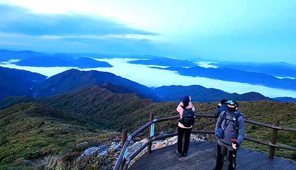 노고단 운해. 아침 노고단에서 섬진강과 구례평야를 뒤덮은 구름바다를 내려다본다. 하얀 솜이불처럼 세상을 따뜻하게 덮을 때도 있고, 커다란 파도처럼 산자락을 거칠게 넘실거릴 때도 있다.
