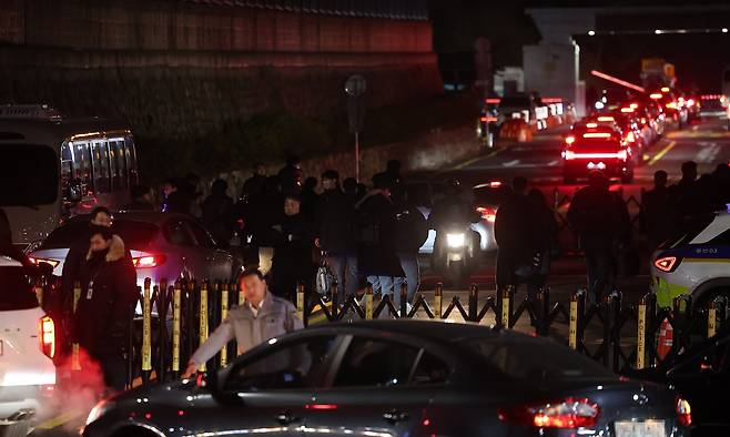 윤석열 당시 대통령이 비상계엄령을 선포한 지난 2024년 12월 3일 밤 서울 용산 대통령실 앞 도로가 경찰이 설치한 바리케이드로 가로막혀있다. 세계일보 자료사진