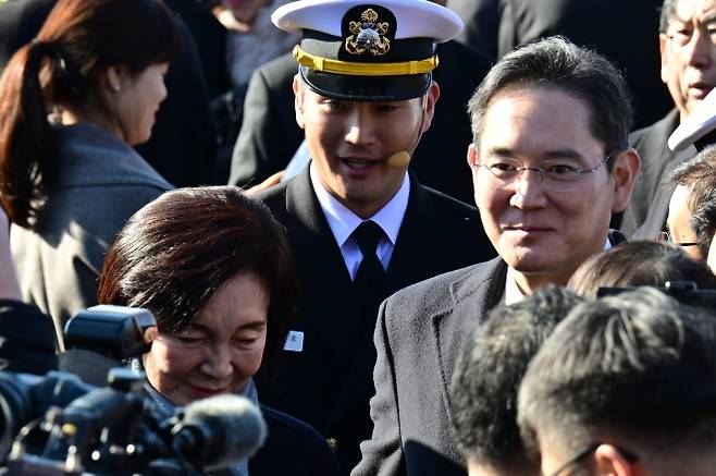 미소 짓는 이지호 소위 - 28일 경남 창원시 진해구 해군사관학교 연병장에서 열린 제139기 해군·해병대 사관후보생 수료 및 임관식에서 이재용 삼성전자 회장과 홍라희 리움미술관 명예관장이 이지호 신임 소위와 미소 짓고 있다. 2025.11.28 공동취재 연합뉴스
