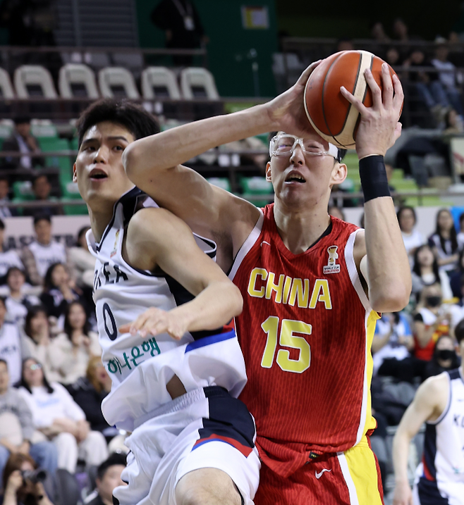 한국 농구 국가대표 하윤기가 1일 원주 DB프로미아레나에서 열린 2027 국제농구연맹(FIBA) 월드컵 아시아 예선 1라운드 B조 2차전 중국과의 홈 경기에서 저우치를 막고 있다. 원주 연합뉴스