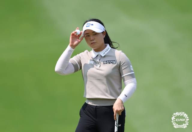 갤러리에게 인사하고 있는 임희정. 사진 제공=KLPGA