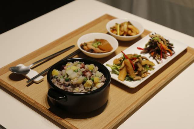 CJ프레시웨이가 제주 향토음식을 재해석해 급식 메뉴로 선보인 ‘향토정찬’ 한상차림. 사진 제공=CJ프레시웨이