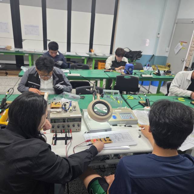 2일 한림공업고 학생들이 위성 제조 관련 실습 교육을 받고 있다. 사진 제공=한림공업고