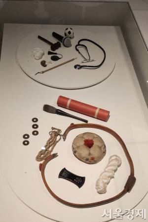 전통시대 돌잡이 물건(아래)와 현대 돌이 물건