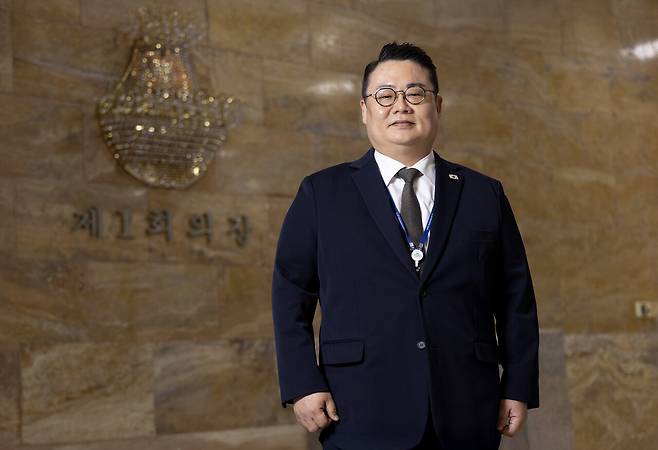 국회의장실 이지환 정무조정비서관이 11월25일 국회 제1회의장(본회의장) 앞에서 카메라를 응시하고 있다. 그는 12·3 쿠데타 당시 의장실 비서관들과 함께 비상계엄 해제 요구 결의안이 본회의를 통과할 수 있도록 다양한 실무를 담당했다. ⓒ시사IN 조남진