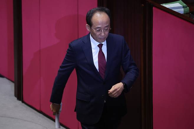 11월27일 추경호 의원이 국회 본회의에서 자신의 체포동의안 표결에 앞서 신상발언을 한 뒤 발언대에서 내려오고 있다. ⓒ연합뉴스