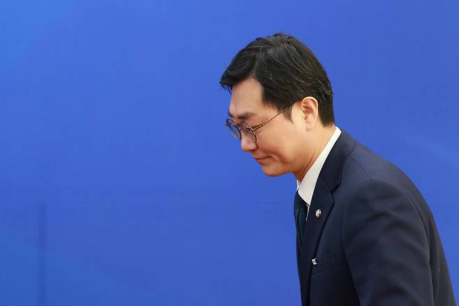 장경태 더불어민주당 의원이 12월2일 국회에서 열린 '사법불신 극복 및 사법행정 정상화 태스크포스(TF)' 사법행정 개혁안 보고회에 참석하고 있다. ⓒ연합뉴스