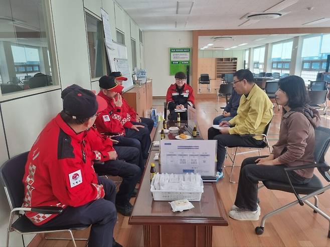 민기식 거제시부시장이 관내 9개 면을 방문해 산불방지 인력의 복무실태를 점검했다. ⓒ거제시 제공