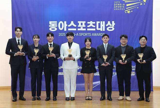 유현조(왼쪽에서 5번째)가 다른 종목 수상자들과 함께 기념 촬영을 하고 있다.