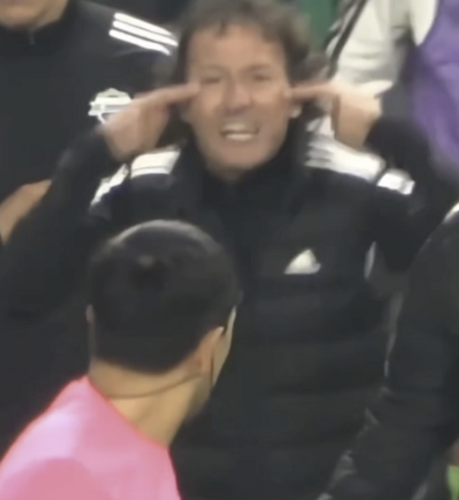 전북 타노스 코치가 심판을 향해 논란이 된 제스처를 하고 있다. 중계방송 방송화면 캡처