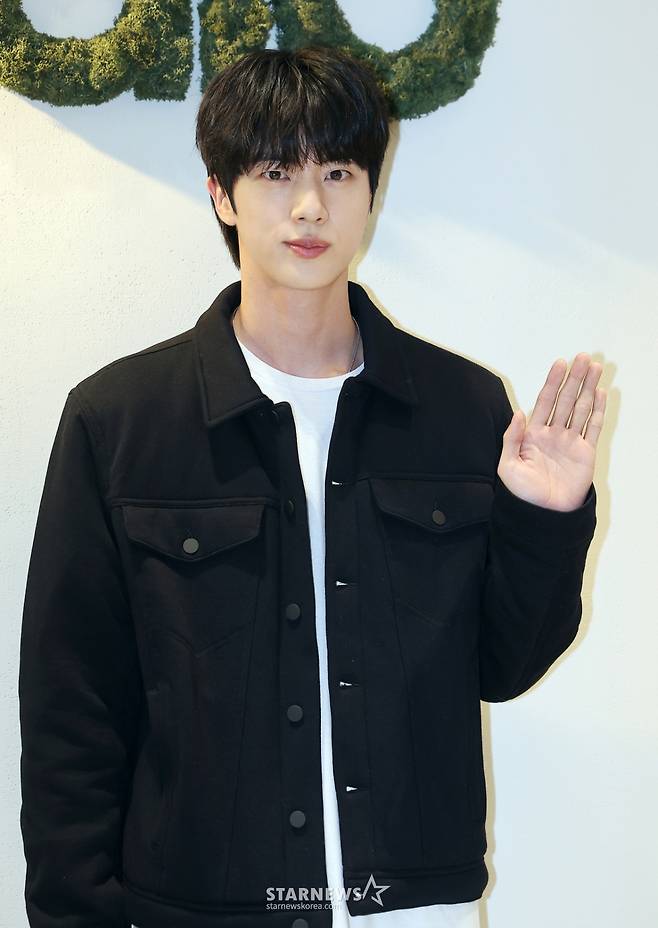 (서울=뉴스1) 김진환 기자 = BTS 진이 1일 오후 서울 강남구 도산공원에 위치한 프리미엄 라이프스타일 브랜드 알로(alo) 플래그십 스토어에서 열린 포토행사에 참석해 포즈를 취하고 있다. 2025.7.1/뉴스1 Copyright (C) 뉴스1. All rights reserved. 무단 전재 및 재배포, AI학습 이용 금지. /사진=(서울=뉴스1) 김진환 기자