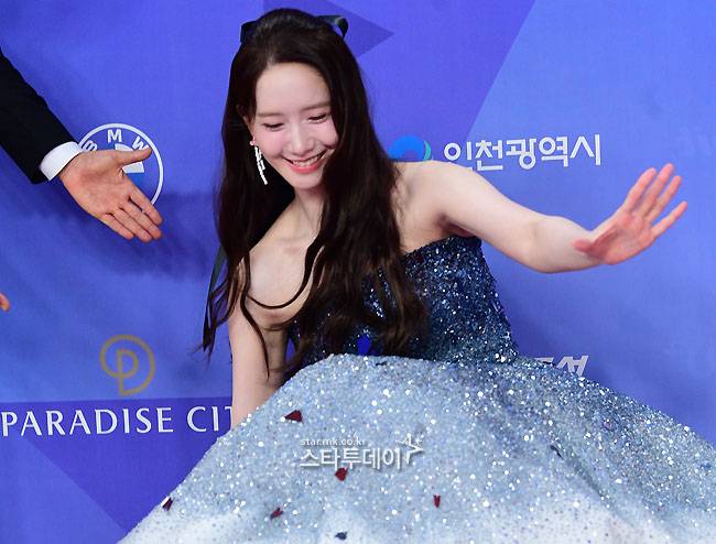 윤아가 청룡시리즈어워즈 레드카펫 도중 중심을 잃으며 넘어지는 아찔한 순간을 겪었다.