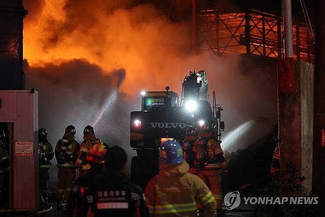 서귀포 토평공단 화재 (서귀포=연합뉴스) 박지호 기자 = 지난 1일 오후 9시 27분께 서귀포시 토평동의 한 업체 야적장에서 화재가 발생했다.
    소방당국이 대응1단계를 발령한 가운데 2일 새벽 소방관들이 화재를 진압하고 있다. 2025.12.2 jihopark@yna.co.kr