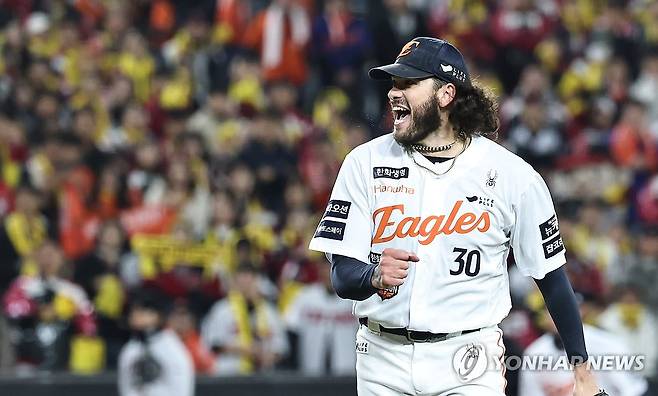 한화 폰세 '좋아!' (대전=연합뉴스) 김인철 기자 = 29일 대전한화생명볼파크에서 열린 2025 프로야구 KBO리그 포스트시즌 한국시리즈 3차전 LG 트윈스와 한화 이글스의 경기. 2회초 2사 1루 한화 폰세가 LG 박동원을 삼진아웃으로 처리한 뒤 기뻐하고 있다. 2025.10.29 yatoya@yna.co.kr