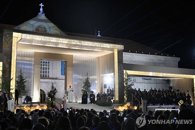 레바논 청년들에게 희망의 메시지를 전하는 교황 레오 14세 [EPA=연합뉴스. 재판매 및 DB 금지]