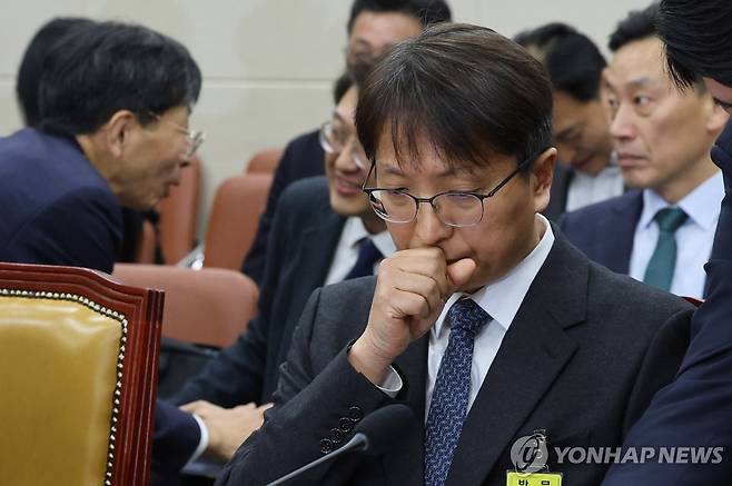 국회 과방위 전체회의 참석한 박대준 쿠팡 대표 (서울=연합뉴스) 이동해 기자 = 박대준 쿠팡 대표가 2일 서울 여의도 국회에서 열린 과학기술정보방송통신위원회 전체 회의에서 회의 시작을 기다리고 있다. 2025.12.2 eastsea@yna.co.kr