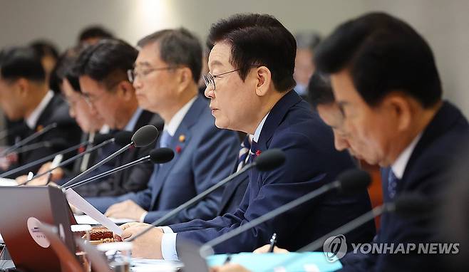 이재명 대통령, 국무회의 발언 (서울=연합뉴스) 김도훈 기자 = 이재명 대통령이 2일 용산 대통령실에서 열린 국무회의에서 발언하고 있다. 2025.12.2 superdoo82@yna.co.kr