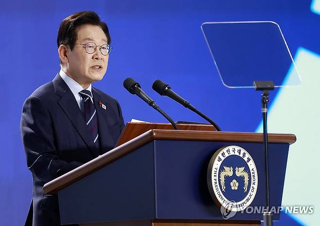 이재명 대통령, 민주평화통일자문회의 의장 연설 (고양=연합뉴스) 김도훈 기자 = 민주평화통일자문회의 의장인 이재명 대통령이 2일 경기 고양시 킨텍스에서 열린 제22기 민주평통 출범식에서 의장연설을 하고 있다. 2025.12.2 [대통령실통신사진기자단] superdoo82@yna.co.kr