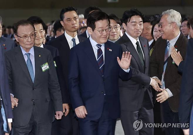 이재명 대통령, 제22기 민주평통 출범회의 참석 (고양=연합뉴스) 김도훈 기자 = 이재명 대통령이 2일 경기 고양시 킨텍스에서 열린 제22기 민주평화통일자문회의 출범회의에 이해찬 수석부의장(왼쪽)과 입장하고 있다. 2025.12.2 [대통령실통신사진기자단] superdoo82@yna.co.kr