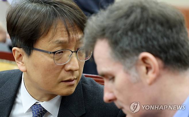 대화 나누는 쿠팡 대표이사와 정보 보호 책임자 (서울=연합뉴스) 이동해 기자 = 박대준 쿠팡 대표이사와 브랫 매티스 쿠팡 최고 정보 보호 책임자(CISO)가 2일 서울 여의도 국회에서 열린 과학기술정보방송통신위원회의 쿠팡 개인정보 유출 사고 관련 현안질의에 출석해 대화를 나누고 있다. 2025.12.2 eastsea@yna.co.kr