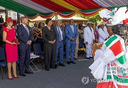 수리남을 방문한 빌럼 알렉산더르 네덜란드 국왕 부부(왼쪽) [AFP 연합뉴스 자료사진. 재판매 및 DB 금지]