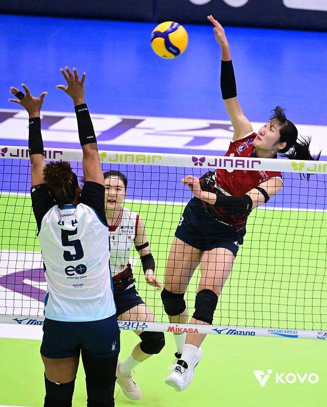 공격하는 정지윤 (서울=연합뉴스) 현대건설 정지윤(오른쪽)이 2일 수원체육관에서 열린 프로배구 여자부 GS칼텍스와 홈 경기에서 공격을 시도하고 있다. [한국배구연맹 제공. 재판매 및 DB금지]