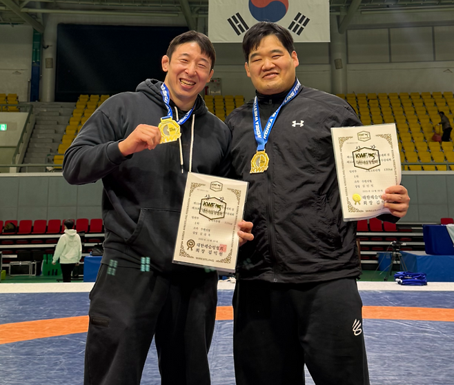 3일 강원 태백 고원체육관에서 폐막한 제19회 전국레슬링종합선수권대회서 우승한 수원시청의 김민석(사진 오른쪽)과 김관욱이 기념사진을 찍고 있다. 사진=수원시청