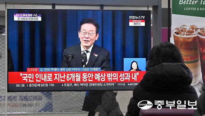 12·3 비상계엄 1주년인 3일 오전 화성시 동탄역 대합실에서 시민들이 이재명 대통령의 대국민 특별성명 발표를 시청하고 있다. 김경민기자