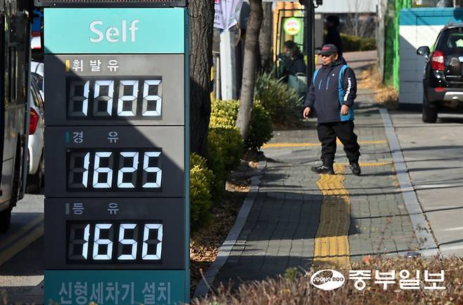본격적인 겨울철이 다가오자 실내 난방용으로 사용하는 연료인 실내 등유 가격이 오르며 도시가스가 공급되지 않는 농어촌이나 노후한 주택가의 걱정이 커져가는 가운데 2일 오전 수원시 한 주유소 가격 안내판에 등유 가격이 1650원을 기록하고 있다. 김경민기자