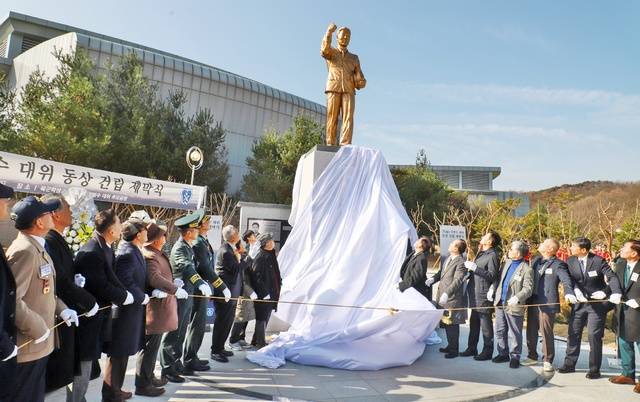 ▲ 고 김범수 대위를 기리는 동상 제막식이 지난 2일 괴산 육군학생군사학교에서 진행되고 있다. /육군학군교 제공