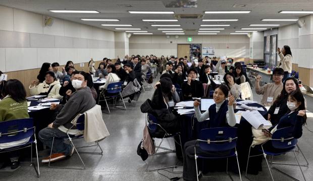 ‘청년 문화인은 왜 광주를 떠나는가’ 원탁토론회가 최근 빛고을시민문화관 다목적실에서 열렸다. 토론회에 참석한 청년 문화인들의 모습.