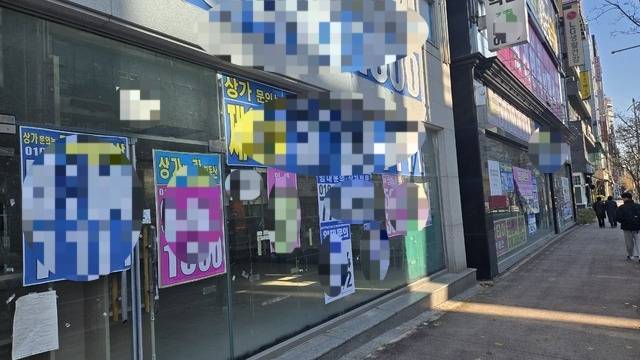 공실이 된 전주시 신시가지의 한 상가에 십수개의 부동산 업체가 홍보 현수막을 붙여놓고 경쟁하고 있다. 사진=김경수 기자