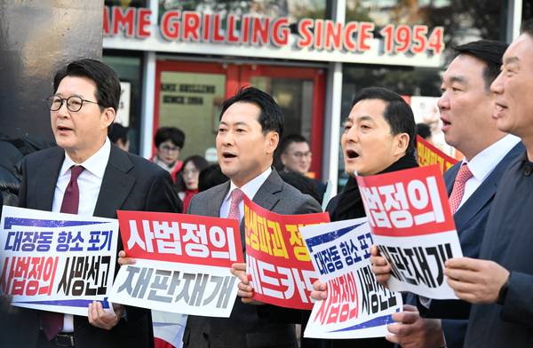 장동혁 국민의힘 대표가 23일 창원시 성산구 한서빌딩 앞 광장에서 민생회복 법치수호 경남 국민대회에 참석해 구호를 외치고 있다. /김구연 기자