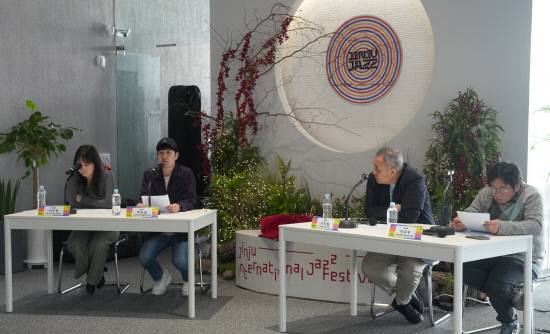 지난 2일 진주 상대동 연하루 커피에서 열린 제8회 진주국제재즈페스티벌 콘퍼런스에서 박진용 경남청년문화창업협동조합 대표가 발언하고 있다. 사진=백지영기자