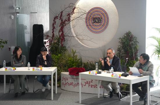 지난 2일 진주 상대동 연하루 커피에서 열린 제8회 진주국제재즈페스티벌 콘퍼런스에서 이선철 감자꽃스튜디오 대표가 발언하고 있다. 사진=백지영기자