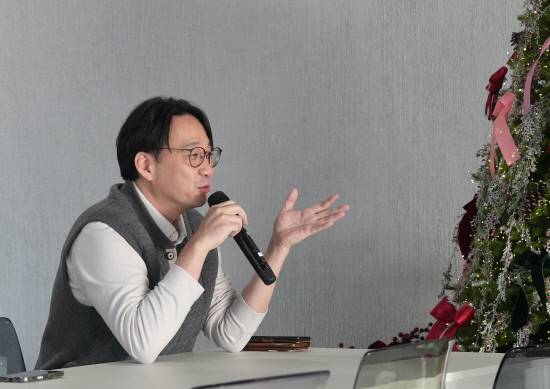 지난 2일 진주 상대동 연하루 커피에서 열린 제8회 진주국제재즈페스티벌 콘퍼런스에서 한 시민이 축제가 플랫폼으로서 산업적인 도약을 이루기 위한 방안을 묻고 있다. 사진=백지영기자