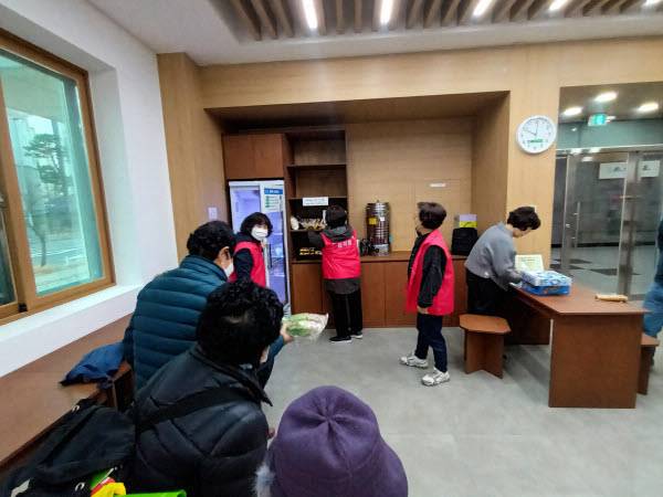 율곡동 행정복지센터는 나눔과 상생의 정신을 실천하기 위해 '나눔 냉장고'를 운영하고 있다. 사진=김천시 제공