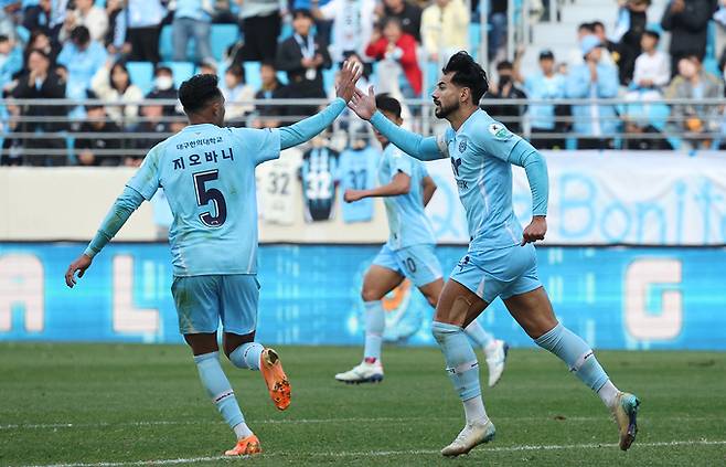 ▲ 30일 대구 북구 대구iM뱅크PARK에서 열린 2025 하나은행 K리그1 최종라운드 대구FC와 FC안양의 경기. 대구 세징야가 동점골을 넣고 하프라인으로 복귀하고 있다. 연합