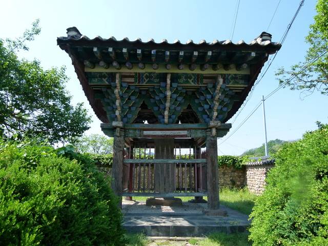 여말에 5명의 왕을 40여 년간 보필하며 나라를 위해 봉사한 손홍량 선생을 기리는 유허비와 비각.