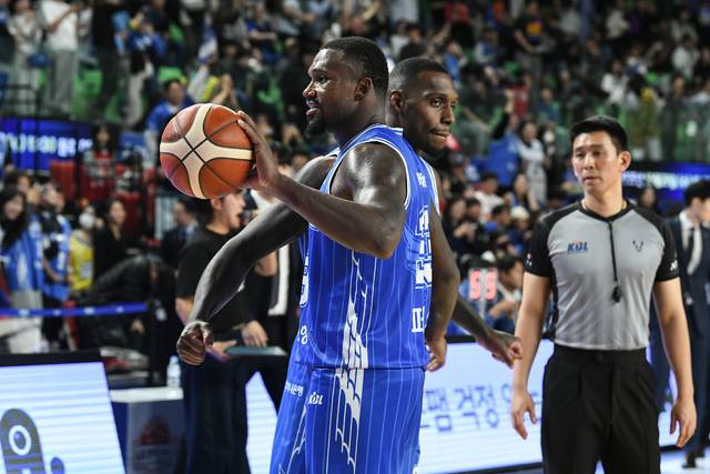 한국가스공사의 퍼킨스(앞쪽)와 라건아. KBL 제공